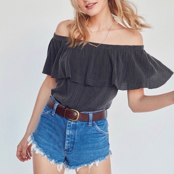 Ecote Tops - Ecote grey ruffle off the shoulders top!